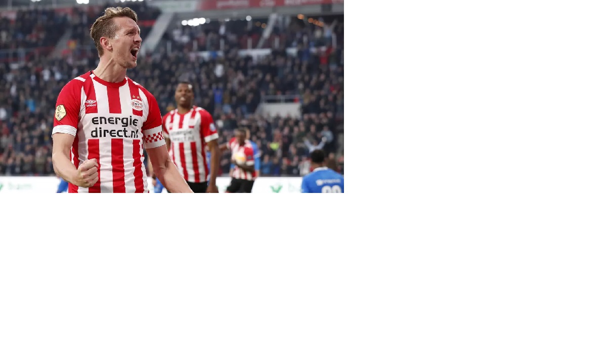 Penyerang PSV Look de Jong mencetak gol ke gawang mantan klubnya Sevilla. Meski menang 2-0, PSV gagal lolos ke 16 besar Liga Europa.